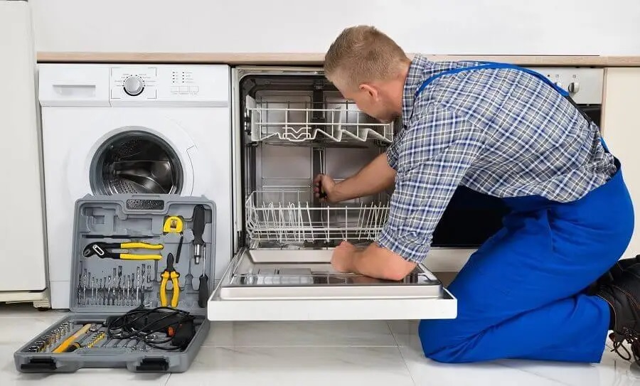 Ayaş Dominox servisi teknisyen ekibi beyaz eşya tamiri yaparken
